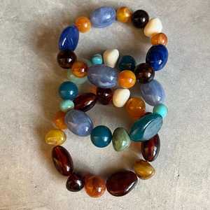 Bracelet en résine écologique multicolore avec perles orange, bleues et ivoire, fait main, élégant, accessoire de mode féminin, artisanat intemporel - Product Image 3