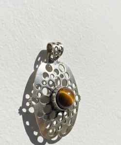 Colgante de latón con diseño floral y piedra de tigre, chapado en plata de ley, con dijes de perlas y diamantes, de plata alemana, el mejor estilo, venta al por mayor de joyería. - Product Image 1