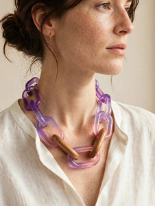 Collier en résine épaisse Paradise Craft, maillons irréguliers ambre clair et brun, bijou fantaisie tendance pour fêtes et mariages - Product Image 1