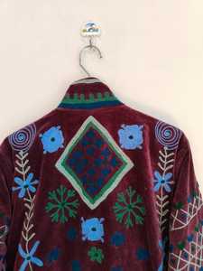 Veste en velours Suzani faite à la main avec broderie florale artisanale, art populaire bohème, vêtement ethnique d'hiver pour femmes, vêtement vintage fait à la main - Product Image 6
