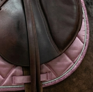 GP/Jumping HMGLOBAL HMG-SP-6071 Almohadilla de Silla de Montar Clásica, Duradera y Cómoda, Hecha de Tela Satinada con Parche Brillante y Malla de Espuma de 18mm - Product Image 4
