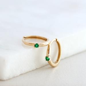 Pendientes de Aro Huggie de Esmeralda en Oro Blanco Sólido de 14K, Piedra de Nacimiento de Mayo, Joyería Minimalista y Delicada, Regalo para Mujeres y Niñas, Fiesta - Product Image 1