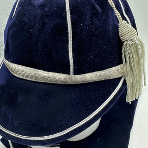 Casquette d'honneur unisexe classique en velours bleu roi tendance avec bordure tressée argentée et pompon, couleur et taille personnalisables, idéale pour l'école et les clubs sportifs - Product Image 5