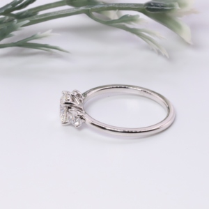 Anillo de Compromiso Minimalista de Oro Blanco con Tres Diamantes Cultivados en Laboratorio, Corte Brillante Redondo, con Detalles Laterales Redondos para Mujer - Product Image 1