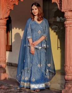 ชุดเลเฮนกาพร้อมผ้าคลุมไหล่ KV Blue Lehriya (ชุด 3 ชิ้น) - Product Image 2