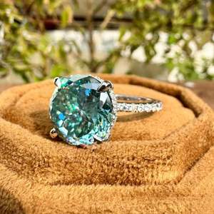 แหวนหมั้นมอยส์ซาไนต์สีฟ้าซีแยนทรงโปรตุเกส 7.50 กะรัต ประกายระยิบระยับ แหวนวงแหวนล้อมเพชรแบบซ่อน แหวนแต่งงานแบบ Eternity Pave - Product Image 2