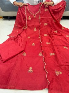 ฤดูกาลนี้ ลองสวมใส่เสื้อปักลายประดับเลื่อมและกระจกแท้ พร้อมกางเกงและผ้าคลุมไหล่ของเรา - Product Image 4