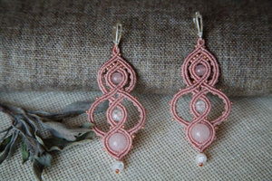 Pendientes Colgantes de Macramé con Hematita Hechos a Mano, Piedra Gris, Cordón Beige y Negro, Joyería Artesanal Bohemia para Mujer - Product Image 3