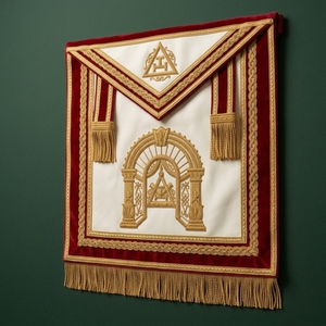 Delantal Masónico Clásico de Terciopelo Rojo y Blanco Personalizado, con Insignia Rectangular Bordada en 3D con Flecos Dorados y Borla, y Pin de Seguridad Cosido - Product Image 2