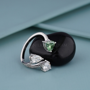 Anillo de diamantes de oro blanco con diseño moderno en corte redondo, de pera y de corazón, con claridad VVS certificada por IGI para mujeres, de proveedor indio. - Product Image 5