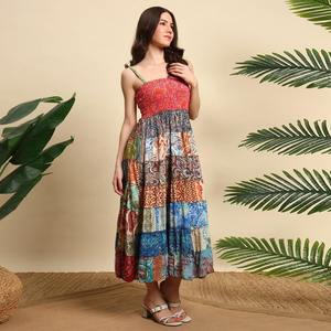 Robe longue bohème en soie de sari vintage, faite à la main, écologique, lavable, multicolore, patchwork indien à plusieurs niveaux - Product Image 3