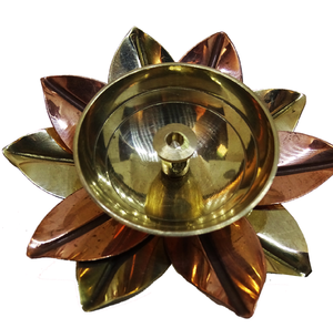 Base de latón perforada para diya, soporte para cuenco de puja en el templo del hogar, disponible a precios de mayoreo. - Product Image 2
