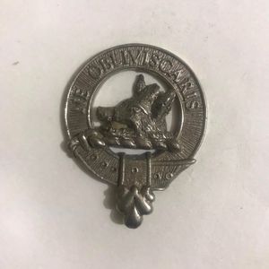 Este es un emblema del escudo del clan escocés Campbell, típicamente hecho de estaño o metal bañado en plata. - Product Image 1