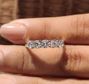 Anillo de Boda Unisex con 5 Diamantes Redondos Cultivados en Laboratorio de 2.00 Quilates, Oro 10K/14K/18K/PT950/S925, Certificado IGI, de Lujo - Product Image 4