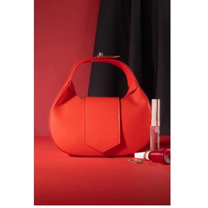 Sac de soirée en cuir pour femme, le plus vendu, avec fermeture légère, idéal pour les mariages et les occasions spéciales, disponible à la vente - Product Image 1