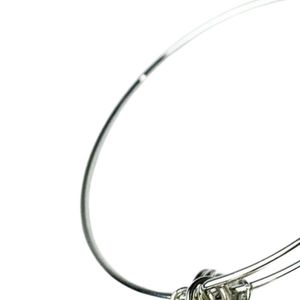   Pulsera de alambre plateado con dije de escudo plateado, brazalete ajustable, elegante joya de moda para mujer, regalo inspirado en hermandades - Product Image 2
