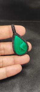 Pequeño Colgante Bohemio de Malaquita con Cabujón en Forma de Gota y Cordón de Macramé, Regalo Unisex para Amantes del Budismo - Product Image 3