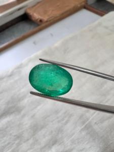 Émeraude naturelle zambienne de 6,20 carats, taille ovale, pierre précieuse non montée |   Pierre précieuse verte authentique pour la vente en gros et l'exportation de bijoux fins - Product Image 1