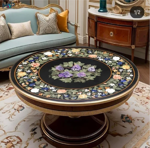Grand plateau de table circulaire en marbre noir avec incrustations de os, orné de bordures florales vibrantes et d'un bouquet floral violet central. - Product Image 1