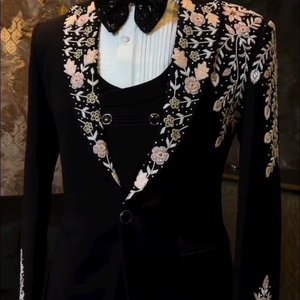 Blazer de smoking noir brodé pour homme avec revers à motif floral, veste de costume de mariage avec nœud papillon et gilet - Product Image 1