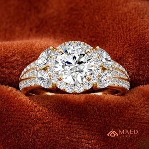 Bague de fiançailles en or avec trois pierres de moissanite taille ronde, bijoux de mariée pour femme, style élégant et tendance - Product Image 4