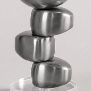 Quemador de incienso de metal plateado cepillado con un diseño único de tallo en forma de guijarro, base estable de acrílico transparente que proporciona una fragancia escultural. - Product Image 4