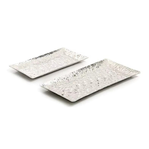 Ensemble de plateaux rectangulaires en métal argenté chic, avec une surface texturée martelée, idéal pour les collections de vaisselle modernes - Product Image 3