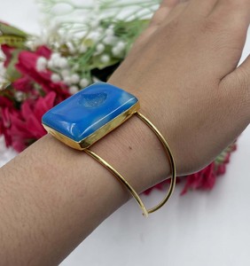 Bracelet manchette ajustable en pierre géode bleue naturelle, double fil plaqué or, avec pierres précieuses - Product Image 2