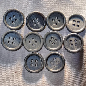 Botón de Imitación de Cuerno de Búfalo Gris Oscuro Hecho a Mano con Técnicas de Grabado para Trajes, Blazers, Abrigos, Pantalones y Ropa Deportiva - Product Image 3