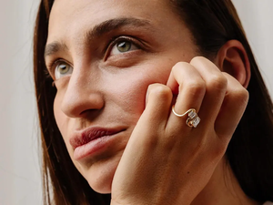 Bague en or massif 14 carats avec diamant, bague de fiançailles Toi et Moi, diamant de laboratoire taille Asscher 2 carats, bague à deux pierres, bague bypass pour elle - Product Image 3