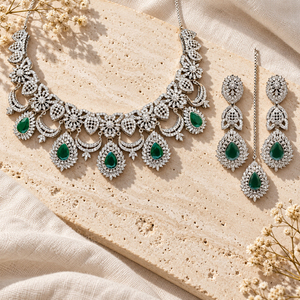 Conjunto de Collar, Pendientes y Maang Tikka con Piedra Verde en Forma de Lágrima Plateada, Joyería Nupcial Pakistaní, Fabricante Mayorista - Product Image 4