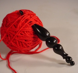 Gancho de ganchillo de madera de ébano con diseño de mango con cuentas ornamentales, acabado liso, herramienta de costura hecha a mano, diseño simple - Product Image 6