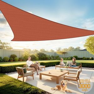 Rete Ombreggiante Triangolare in HDPE Rosso Ruggine da 3,6 m per Giardino, Esterni, Patio e Spiaggia - Modello a Maglia - Product Image 1