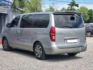 Furgoneta Familiar Starex 2019 Plateada Usada, Vehículo de Pasajeros Diésel de 9 Plazas, Auto de Segunda Mano de Lujo Coreano en Excelentes Condiciones - Product Image 2