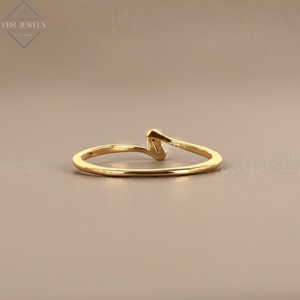Anillo minimalista de diamantes baguette en oro amarillo con banda retorcida, proveedor de joyería nupcial para mujeres, regalo. - Product Image 4