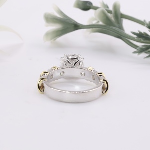 Anillo de Compromiso de Lujo con Diamante Cultivado en Laboratorio, Corte Brillante Redondo, Anillo de Boda Nupcial con Motivo de Cruz en Oro de Dos Tonos - Product Image 3