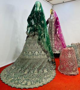 Mahamantra Lehenga Choli en velours, coupe courte, traîne longue, entièrement orné de pierres Jarkan brodées, longueur au sol, tenue de mariage - Product Image 1