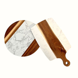 Tabla de cortar hecha a mano de mármol blanco y madera de acacia, elegante bandeja de servir de doble material con asa interior. - Product Image 2