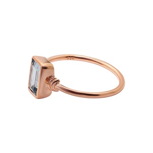 Bague en argent sterling 925 massif plaqué or rose avec topaze bleue naturelle rectangulaire sertie clos, bijoux fins Memoria Jewels, vente en gros - Product Image 2