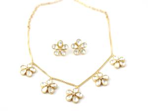 Conjunto de collar y aretes de cuarzo blanco con baño de oro de 18k para mujer - Joyería hecha a mano con latón chapado en oro - Product Image 2