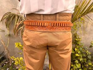 Cinturón de Cuero de Grano Completo con 30 Lazos MOLLE para Cartuchos de Munición Calibre .44/.45, Estilo Bandolera, para Hombres - Product Image 3