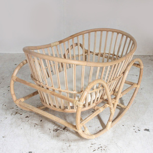 Berceaux à bascule pour bébé en bois naturel, berceaux à bascule en rotin durable, berceaux en bois à prix avantageux - Product Image 1