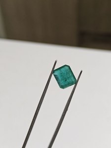 Esmeralda verde de corte octogonal de 5.29 ct, piedra preciosa natural suelta para anillos, pendientes y collares. - Product Image 3