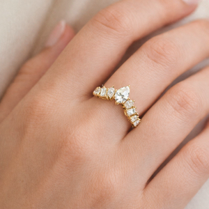 Elegante y Delicado Anillo de Boda Eternity con Corona de Chevron Multicorte, Conjunto Nupcial en Oro Puro de 14K con Diamantes de Laboratorio, Anillo de Aniversario - Product Image 4