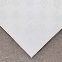 Plaque de plafond suspendu en PVC laminé de gypse, à faible teneur en COV, ininflammable et imperméable, pour salle d'opération d'hôpital, salle de sport extérieure