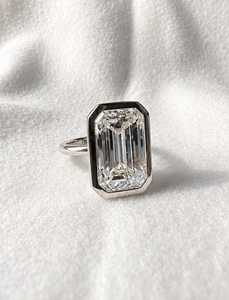 แหวนหมั้นเพชรทรงเอเมอรัลด์ 10 กะรัต ประดับแบบ Art Deco พร้อมใบรับรอง IGI - Product Image 1