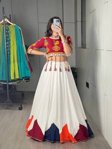 Tenue de mariage traditionnelle moderne en rayonne et coton, imprimée numériquement, style Navratri Chaniya Choli, avec broderies multi-fils, appliques miroir et pompons faits main - Product Image 4