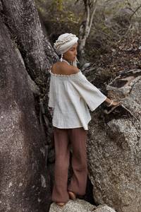 Top de algodón fruncido estilo bohemio, camisa con hombros descubiertos y mangas acampanadas, top de manga larga de algodón de gasa súper suave para mujer - Product Image 3