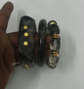 Brazalete de Resina Impermeable Hecho a Mano, Diseño Abstracto con Patrones de Color, Acabado Brillante, Joyería Creativa de Moda - Product Image 3