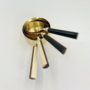 Artículo Listo para Enviar: Tazas Medidoras de Acero Inoxidable con Acabado en Color Dorado y Asa de Resina Blanca y Negra para Hogar, Hotel y Restaurante - Product Image 2